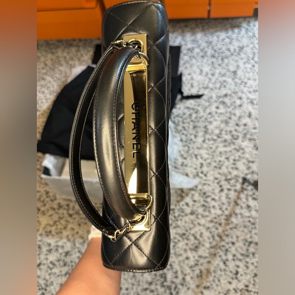 CHANEL Medium Trendy CC in Black Lambskin - Picture 6 of 12